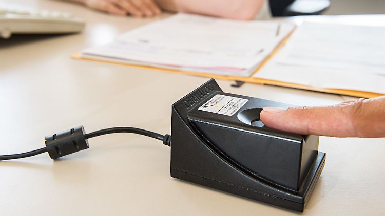 Im Personalausweis muss künftig der Fingerabdruck gespeichert werden.