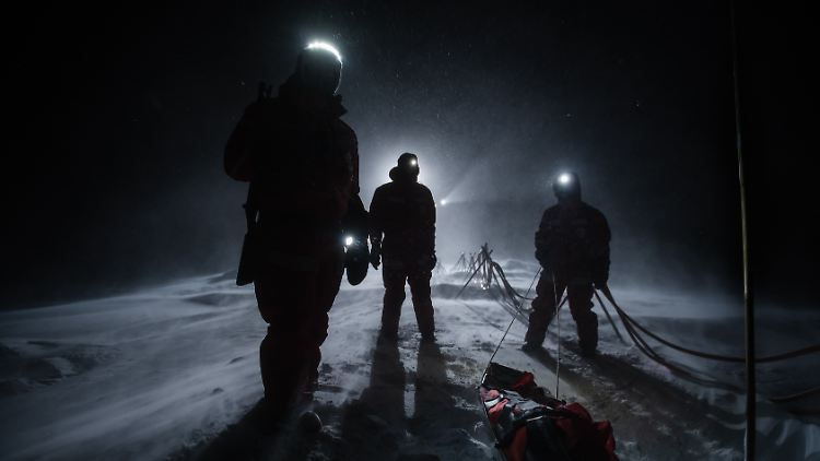 "Wenn ich die Menschen eher als Silhouetten fotografiert habe, wurde der rote Anzug irgendwie schwarz."