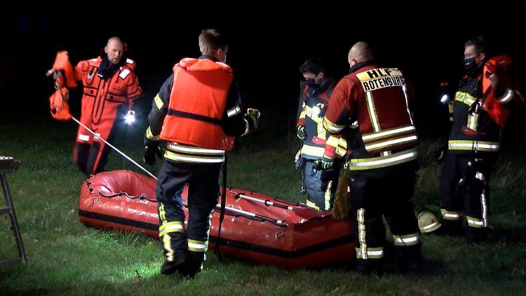 Einsatzkräfte nutzten auch Boote, um nach dem Kind zu suchen.