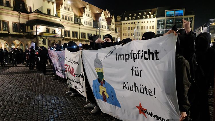 Schon am Freitagabend gab es Protestkundgebungen gegen die "Querdenken"-Demonstration.