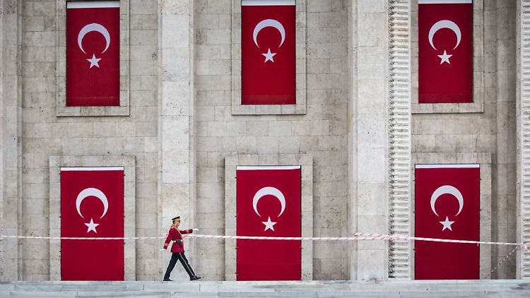 Die Türkei leidet unter ihrer schwachen Währung.