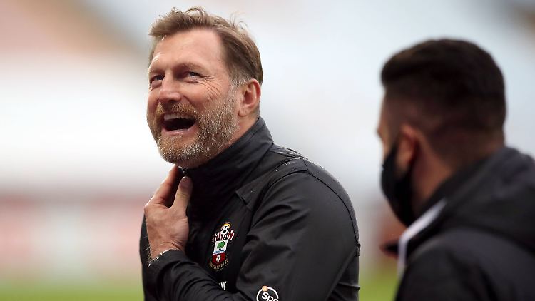 Hat derzeit gut lachen: Ralph Hasenhüttl steht mit seinem Klub an der Spitze der Premier League.