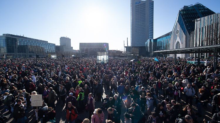 Teilnehmer einer Demonstration der Stuttgarter Initiative "Querdenken" auf dem Augustusplatz in Leipzig.