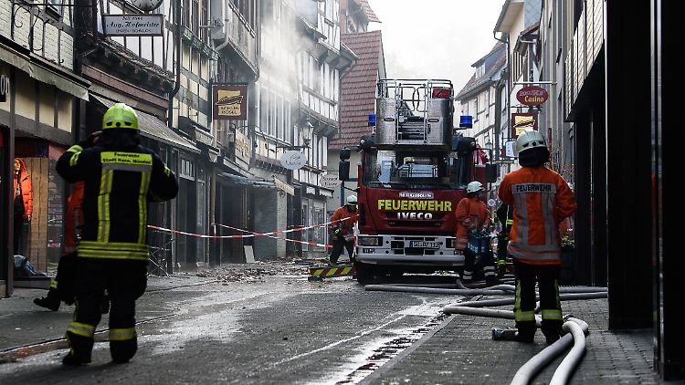 Die Feuerwehr ist mit 170 Kräften im Einsatz - viele davon aus umliegenden Wehren.