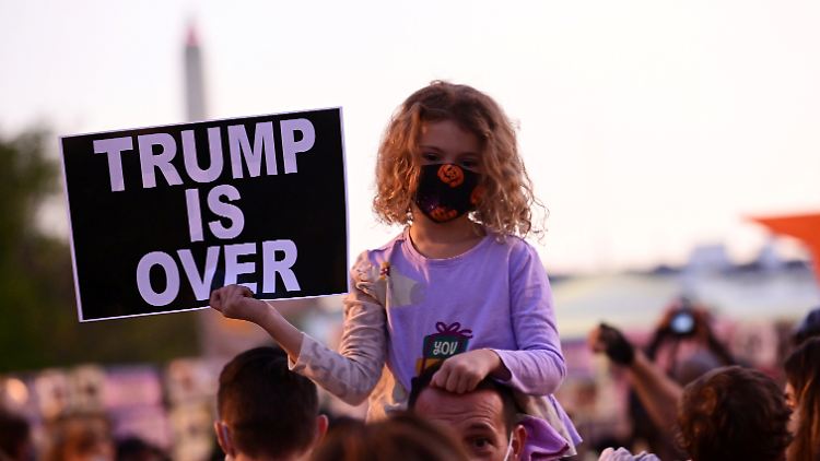 "Trump is over" - noch nicht ganz. Vor dem Weißen Haus wird trotzdem schon Abschied gefeiert.