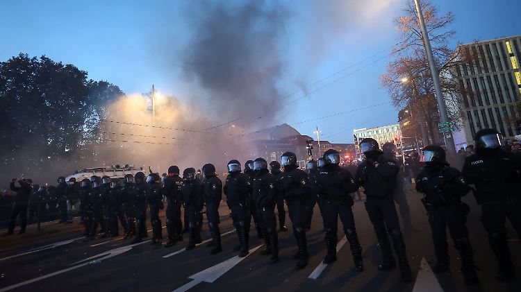 Randalierenden "Querdenkern" hatte die Polizei nicht viel entgegenzusetzen.