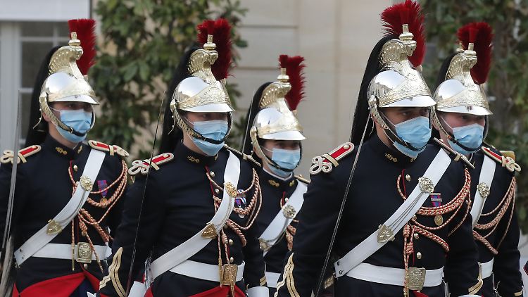 Nicht nur für die Mitglieder der Republikanischen Garde (Garde républicaine) in Frankreich ist derzeit das Tragen eines Mund-Nasen-Schutzes Pflicht.