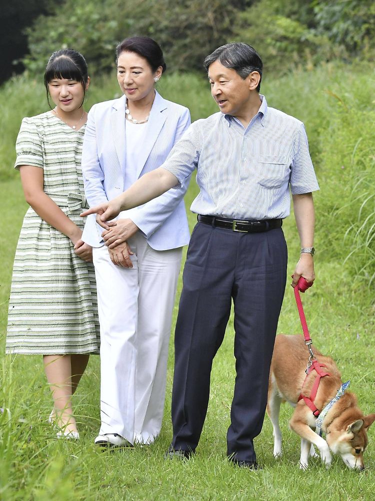 Aiko, hier mit ihren Eltern Naruhito und Masako inklusive dem kaiserlichem Hofhund Yuri, darf nicht Kaiserin werden.