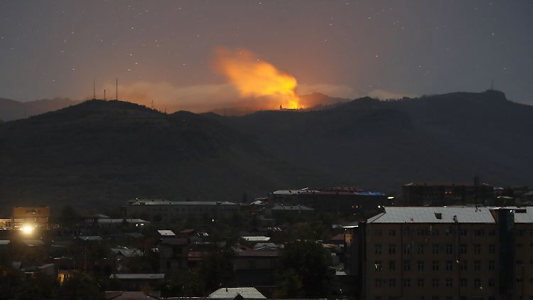 Die Hauptstadt Stepanakert wurde in der Nacht von Raketen getroffen.