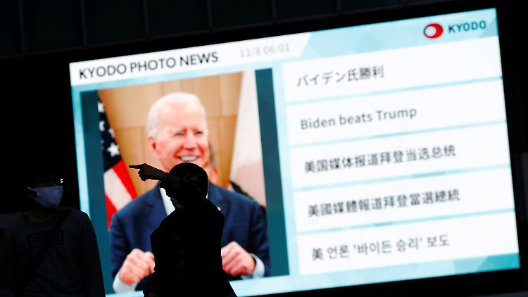 "Biden schlägt Trump" - die japanische Nachrichtenagentur Kyodo bringt es auf den Punkt.