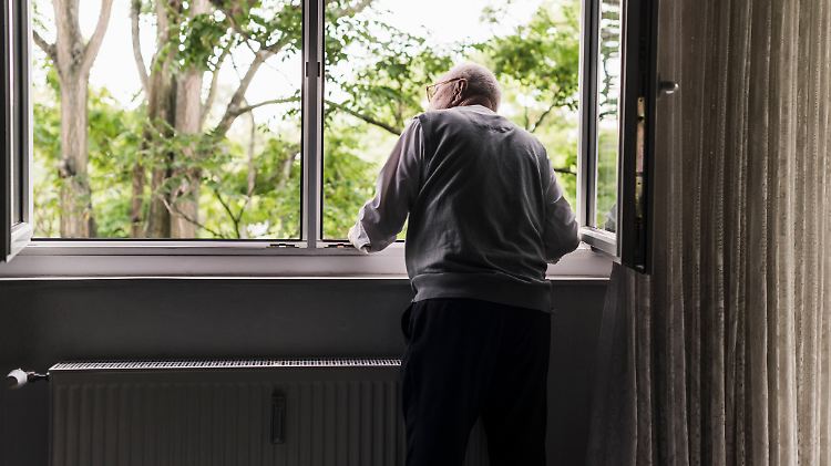 Experten sehen in Deutschland strukturelle Probleme im Kampf gegen Einsamkeit im Alter.