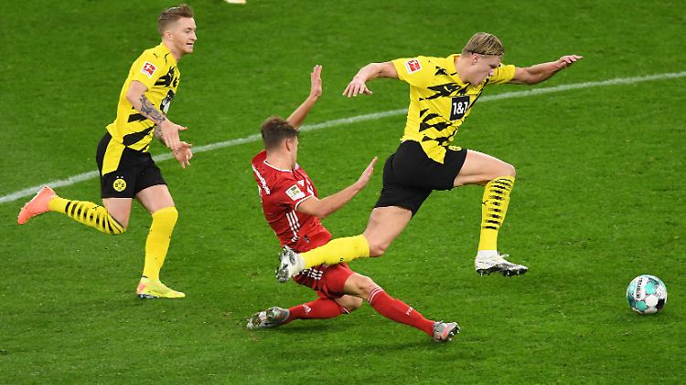 Der Moment, der für große Sorgen sorgte: Joshua Kimmich foult Erling Haaland - und verletzt sich dabei selbst.