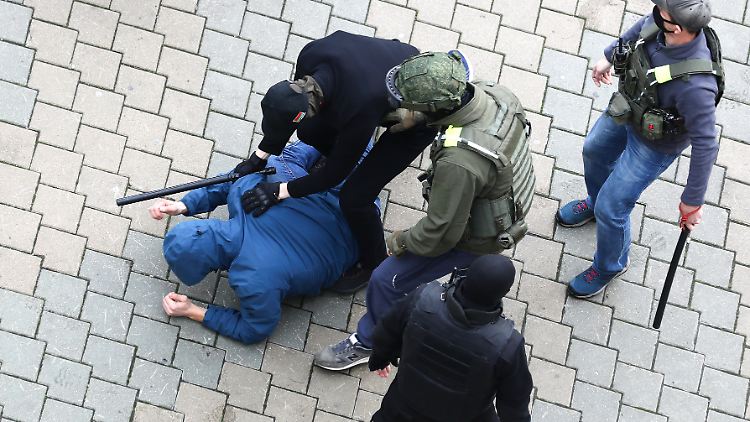 Friedliche Demonstranten werden brutal zu Boden gedrückt.