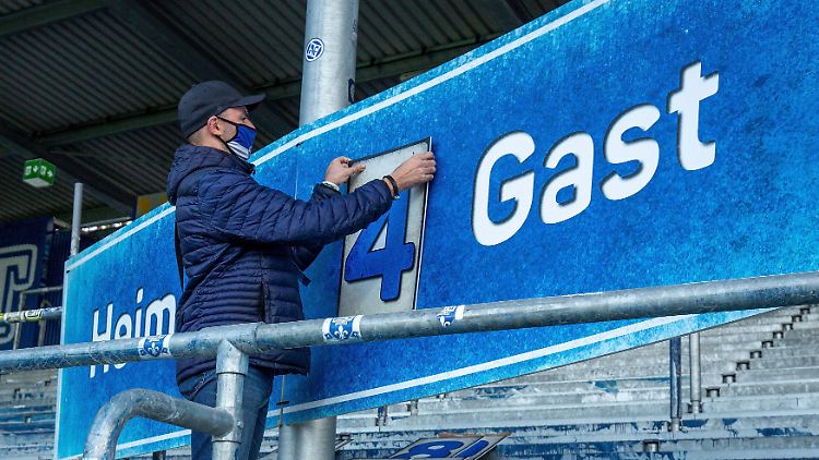 Unangenehme Aufgabe: Die Bedienung der analogen Anzeigentafel in Darmstadt. Zumindest am 7. Spieltag der 2. Fußball-Bundesliga.