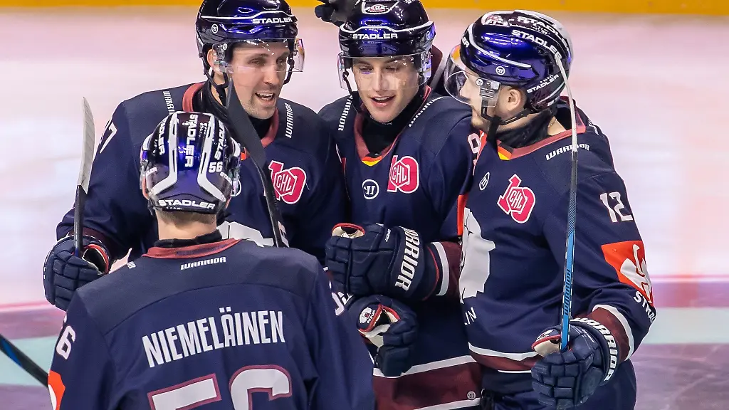 Angreifer-Gabriel-Fontaine-2-v-l-erzielte-beim-Sieg-der-Eisbaeren-in-Schwenningen-zwei-Tore