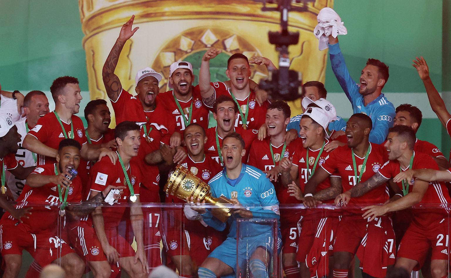 Der deutsche Rekordmeister FC
Bayern München ist einer Studie zufolge in der erfolgreichen Saison 2019/20 unter die drei umsatzstärksten Fußball-Klubs in Europa vorgerückt. Die Münchner überholten in der diesjährigen
"Deloitte Football Money League" der Wirtschaftsprüfungsgesellschaft Deloitte mit einem Umsatz von
634,1 Millionen Euro Manchester United, ...