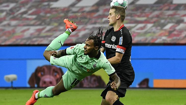 Valentino Lazaro machte sich trotz der Niederlage seiner Borussia Mönchengladbach gegen Bayer Leverkusen doch noch zum Mann des Spiels.
