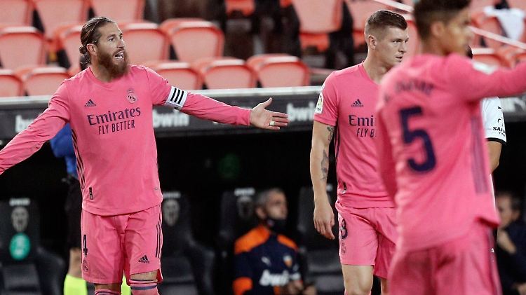 Real-Kapitän Sergio Ramos (l.) zeigt sich pi(n)kiert.
