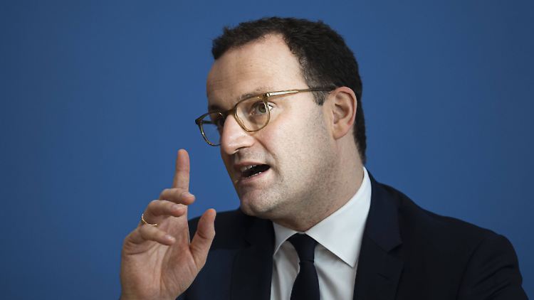 Jens Spahn rechnet vor: Schon in wenigen Tagen werden rund 6000 Intensivbetten von Covid-19-Patienten belegt sein.