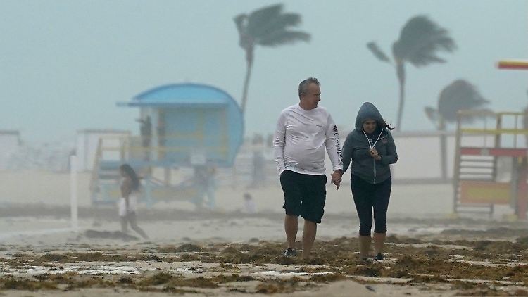 Noch lässt es sich am Strand von Miami spazieren gehen. Doch schon in wenigen Stunden könnte das unmöglich werden.