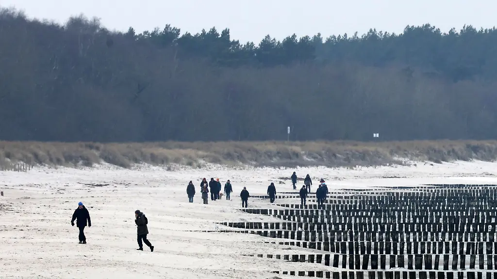 Laengst-nicht-so-voll-wie-im-Sommer-aber-auch-im-Winter-haben-Ostsee-Straende-eine-besondere-Anziehungskraft