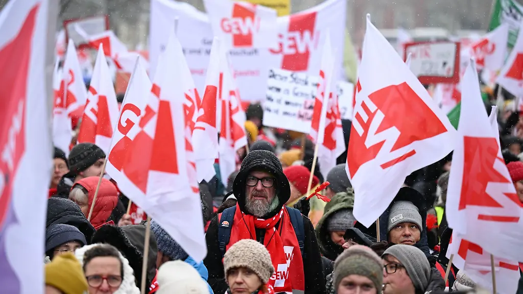 In-Magdeburg-und-Halle-legen-Erzieher-und-Sozialarbeiter-am-Freitag-die-Arbeit-nieder