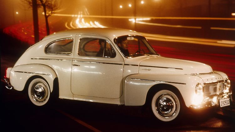 Während automobile Modetrends Trapezlinien diktierten, zitierte der Volvo PV 544 amerikanische Fastback-Formen aus der Vorkriegszeit.
