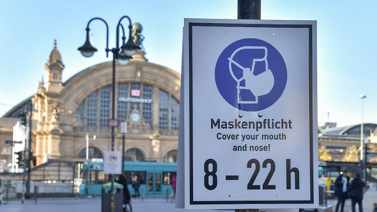 Masketragen auf öffentlichen Plätzen wie hier in Frankfurt - eine sinnvolle Maßnahme, findet die Mehrheit der Bürger.