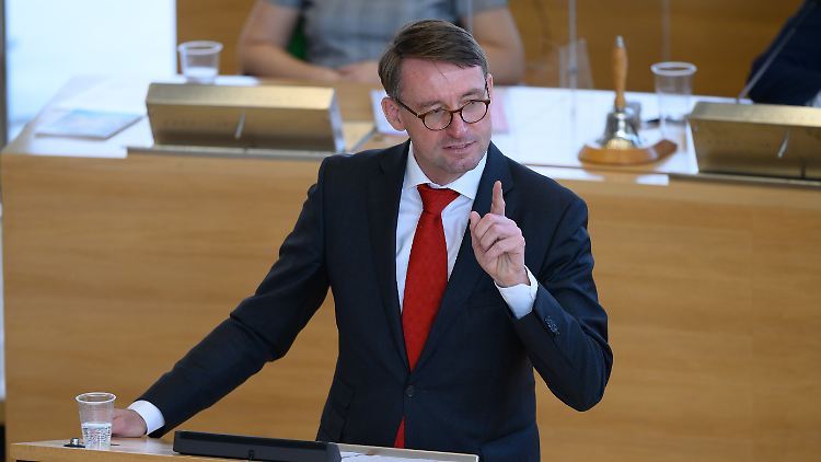 Seit 2007 gehört Wöller - mit Unterbrechung - der sächsischen Landesregierung an. 