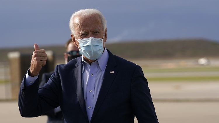 In der Öffentlichkeit tritt Joe Biden konsequent mit Maske auf.