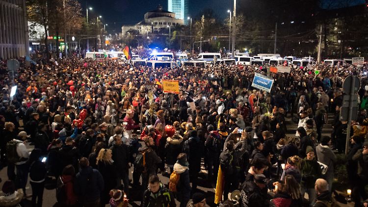 Mehrere Tausend Menschen protestierten in Leipzig gegen die Corona-Maßnahmen von Bund und Ländern.