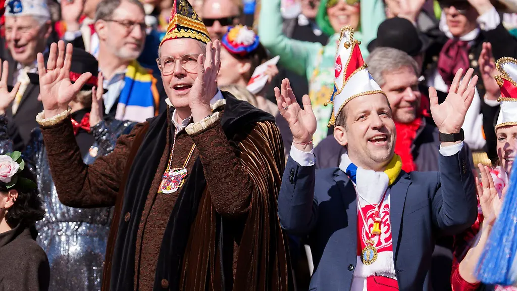 Schweitzer-hier-beim-Rosenmontagszug-in-Mainz-sieht-die-Fastnacht-als-Gegenmittel-gegen-alle-die-die-freie-Gesellschaft-kaputt-machen-wollen