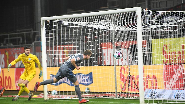 Heyer nickt ein, doch am Ende reicht der Treffer des HSV-Mittelfeldmanns nicht aus.