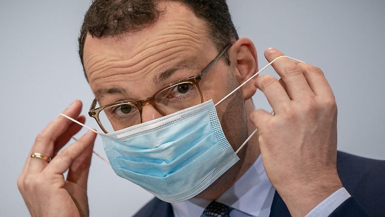 Jens Spahn mahnte erneut, dass die Zahl der Neuinfektionen weiter sinken müsse. 