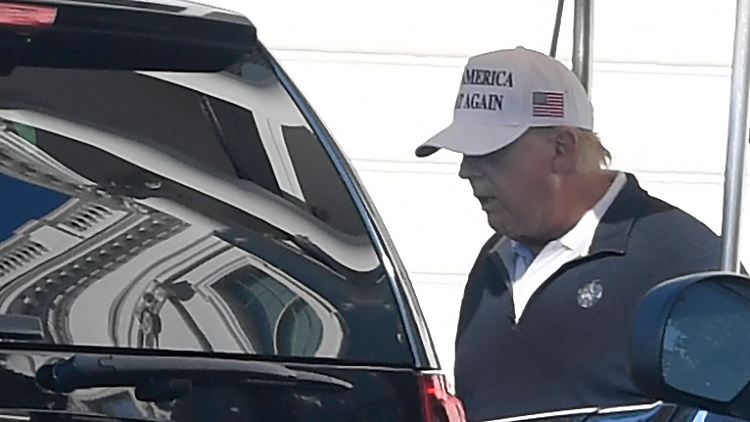 US-Präsident Trump - hier auf dem Weg zum Golfen - wird sich nach Lage der Dinge vom Weißen Haus verabschieden müssen.