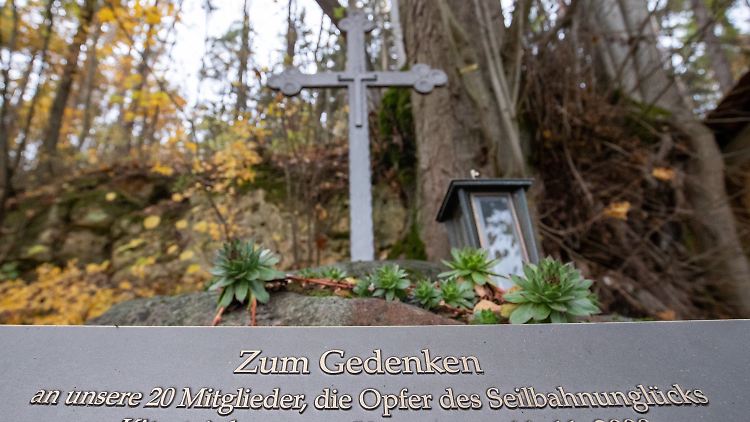 In dem Ort erinnert ein Gedenkstein an die Toten von Kaprun.