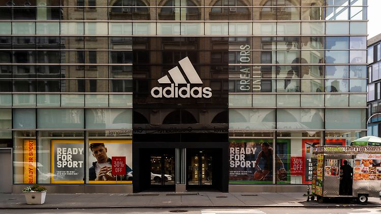 Adidas verdient im Herbst operativ wohl nur Geld, wenn rechnerisch mindestens neun von zehn Geschäften offen bleiben.