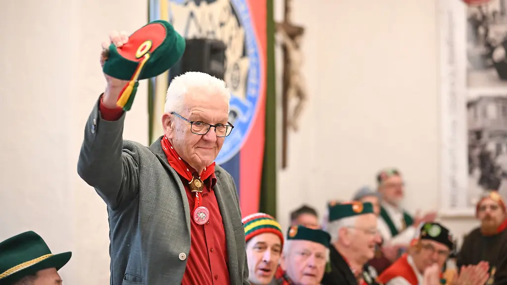 Auch-in-diesem-Jahr-besuchte-Ministerpraesident-Winfried-Kretschmann-Gruene-das-traditionelle-Froschkutteln-Essen-in-Riedlingen