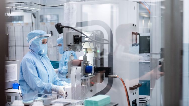 Das Biotechunternehmen Qiagen hat seine Produktionskapazitäten für Corona-Tests an seinem Standort Hilden bei Düsseldorf mit finanzieller Hilfe des Landes Nordrhein-Westfalen ausgebaut.
