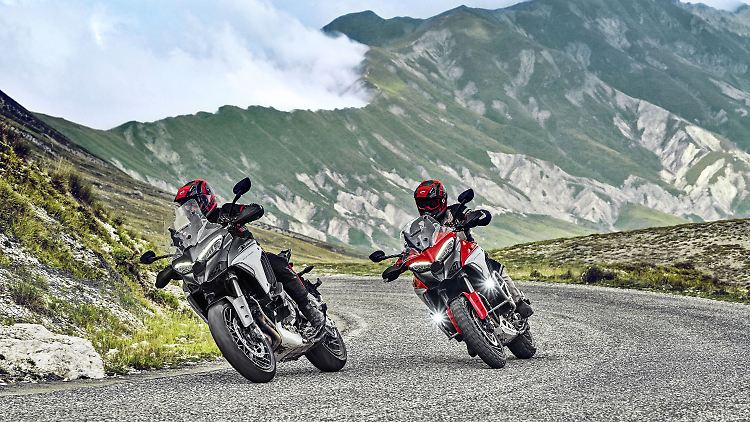 Als Basisversion kommt die Multistrada V4 S mit semiaktivem Fahrwerk, höherwertigen Bremsen und einer umfangreicheren Elektronik-Ausstattung. Die Multistrada V4 S Sport gibt es mit Akrapovič-Schalldämpfer sowie einem Frontkotflügel aus Karbon.