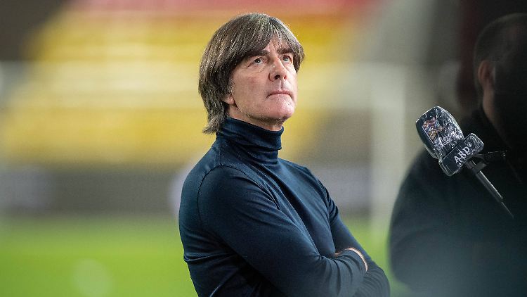 Besorgter Blick gen Himmel: Löw will die "dunkle Wolke" über der DFB-Elf besiegen.