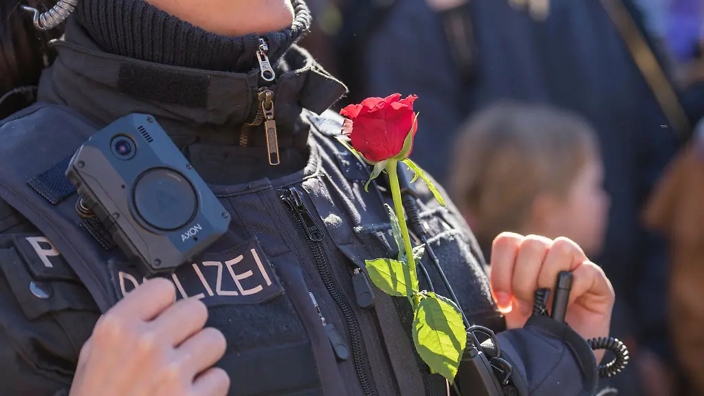 Die-Polizei-zieht-nach-eigener-Einschaetzung-eine-sehr-erfreuliche-Bilanz-zum-Rosenmontag