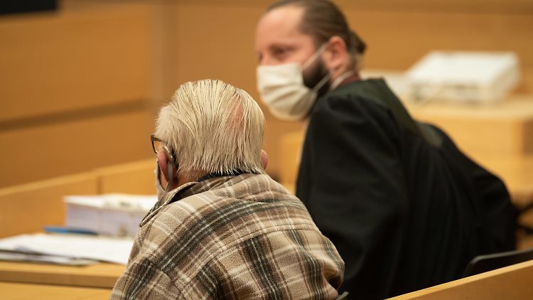 Der Angeklagte (l.) sitzt neben seinem Anwalt im Landgericht Würzburg. Er soll seine Frau aus Mitleid getötet haben.