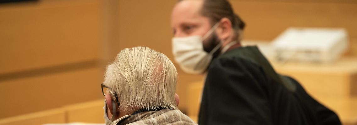 Der Angeklagte (l) sitzt neben seinem Anwalt im Landgericht Würzburg. Er soll seine Frau aus Mitleid getötet haben.