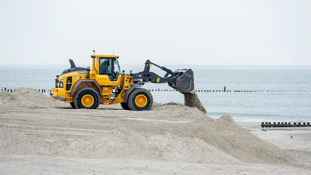 Damit-die-Strandkoerbe-am-Nordseestrand-von-Wangerooge-Platz-finden-muss-neuer-Sand-aufgeschuettet-werden