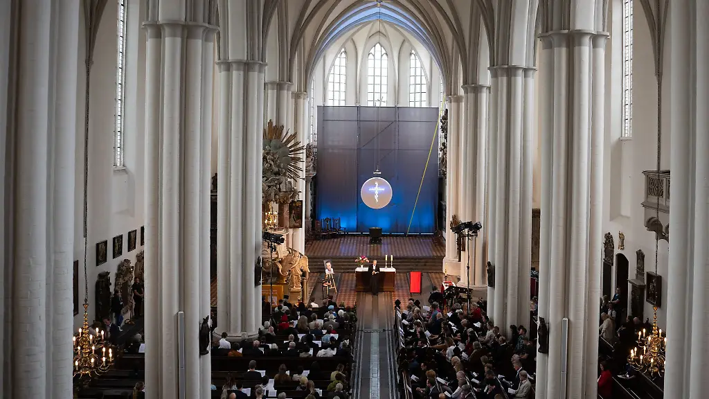 Waehrend-der-vergangenen-Monate-war-der-Altar-wegen-der-Restaurierung-eingeruestet