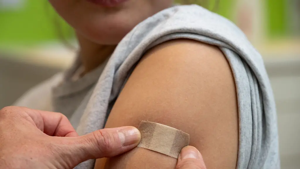 Die-schuetzende-Impfung-gegen-Humane-Papillomviren-HPV-sollten-Maedchen-wie-Jungen-am-besten-schon-zwischen-9-und-14-Jahren-bekommen