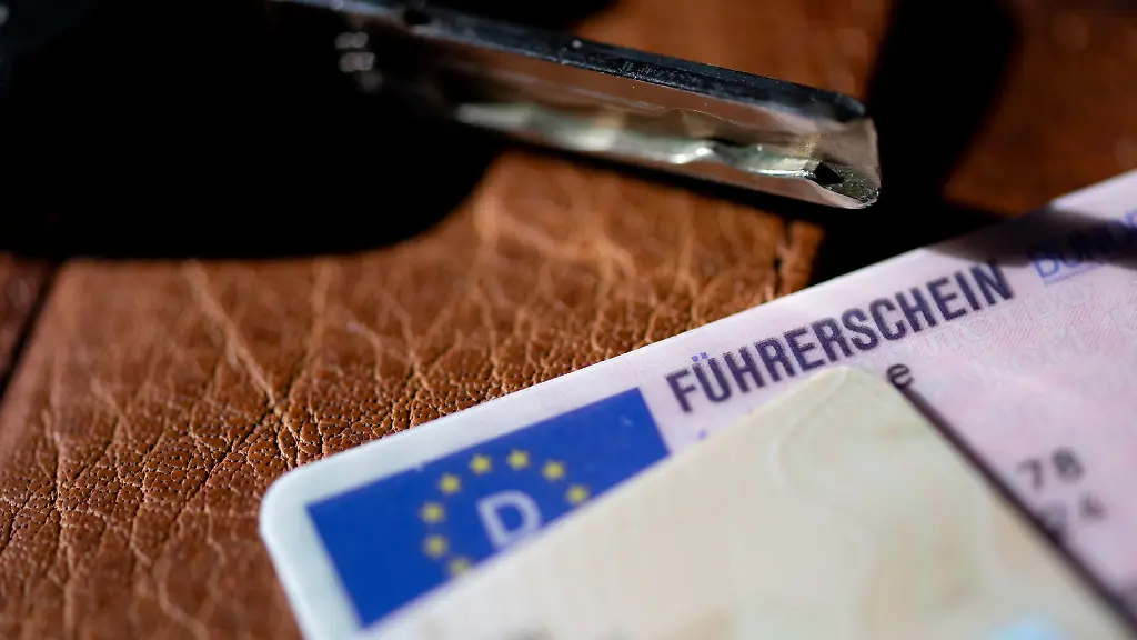 Bei-den-Theoriepruefungen-gab-es-in-Sachsen-weniger-Betrugsversuche-Symbolbild