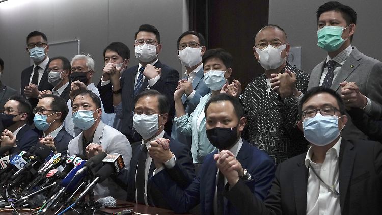 Aus Protest tritt die Demokratie-Fraktion in Hongkong zurück.