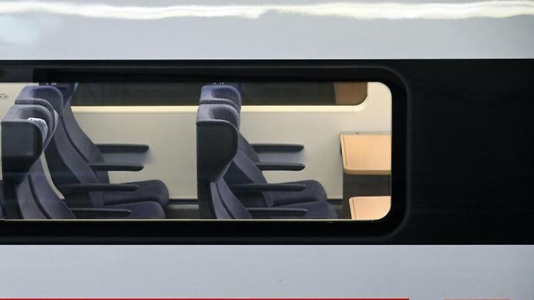 Die Deutsche Bahn hält ihr Angebot trotz leerer Züge aufrecht.